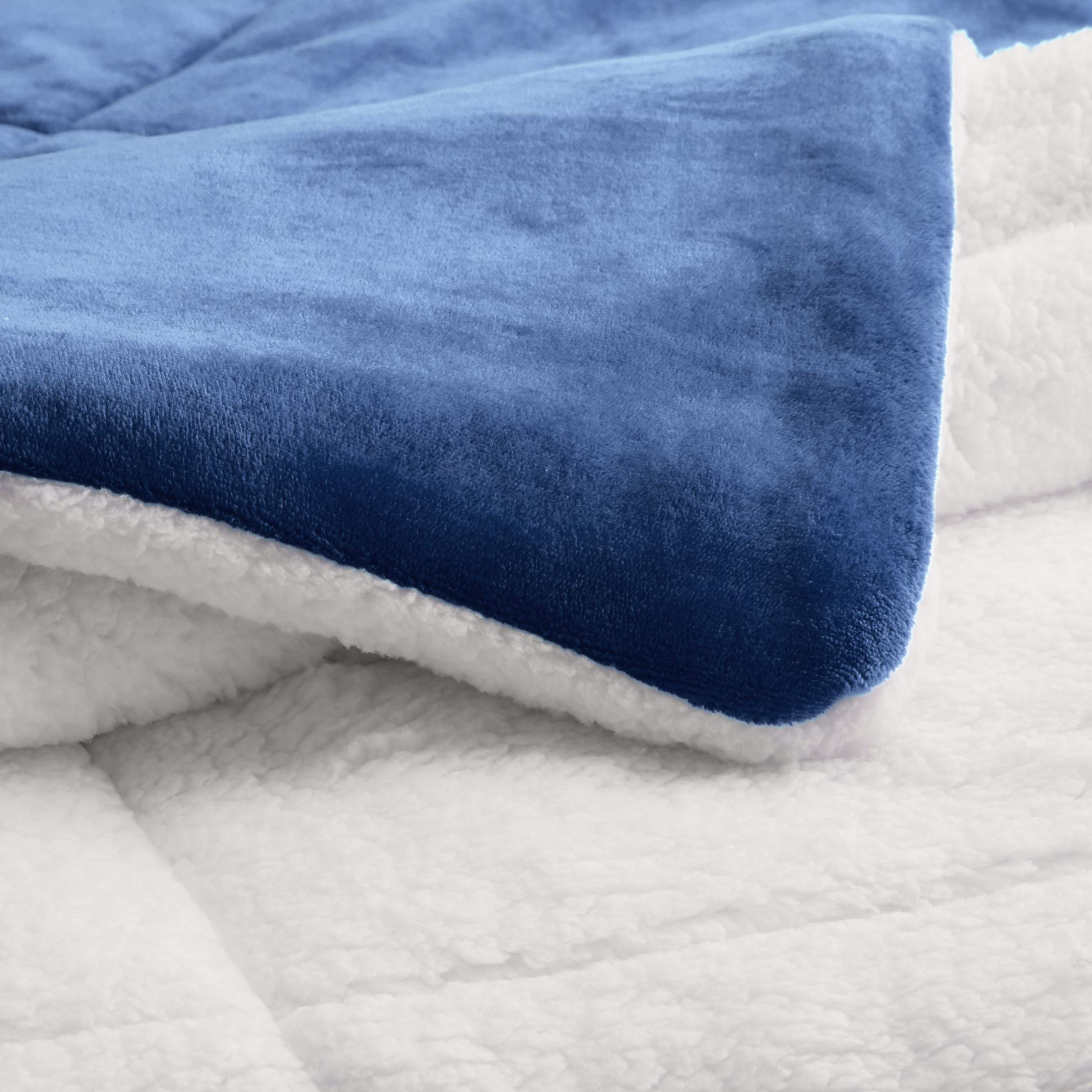 Amazon Basics couette posée sur lit Full/Queen montrant aspect décoratif