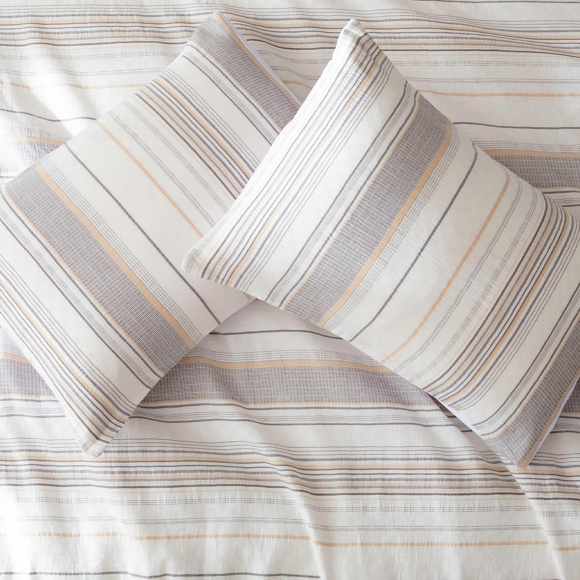 Ensemble Amazon Basics installé en chambre, apporte confort et style harmonieux