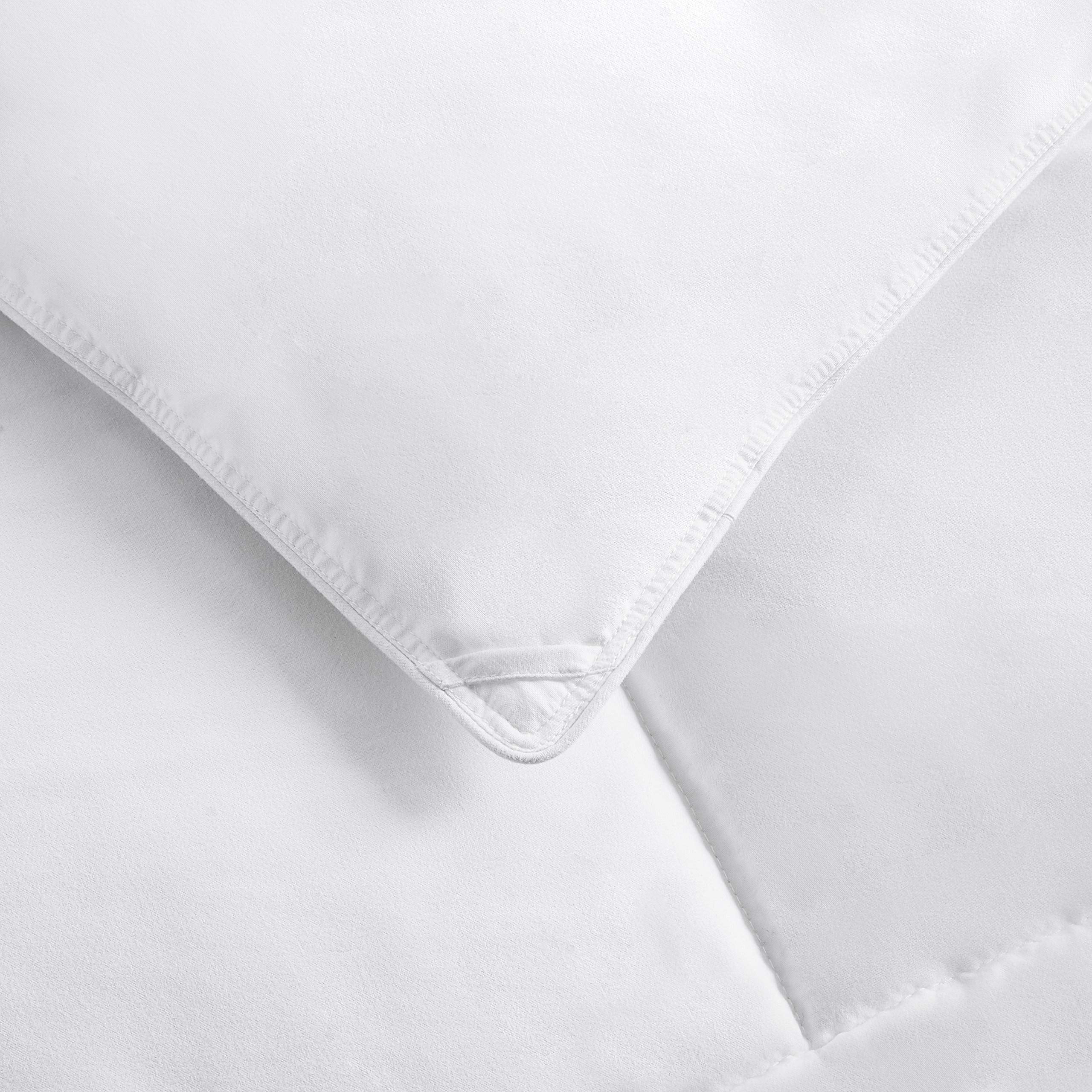 Amazon Basics couette en situation sur lit pour confort visuel et style