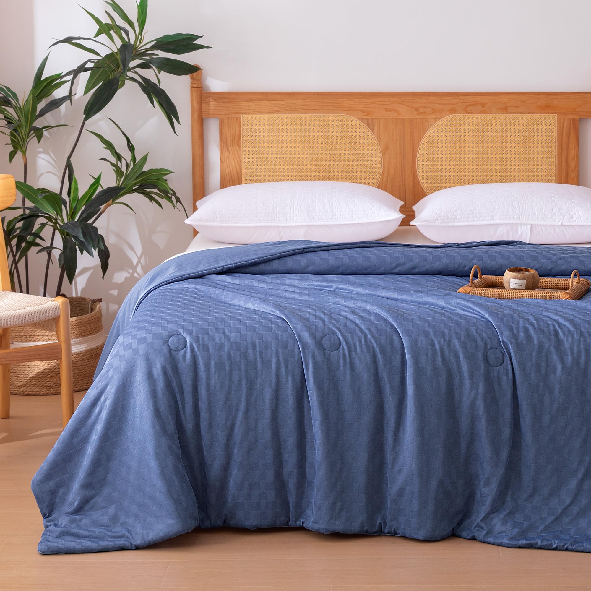 Amazon Basics couette vue face emballée montrant le design et un rangement pratique