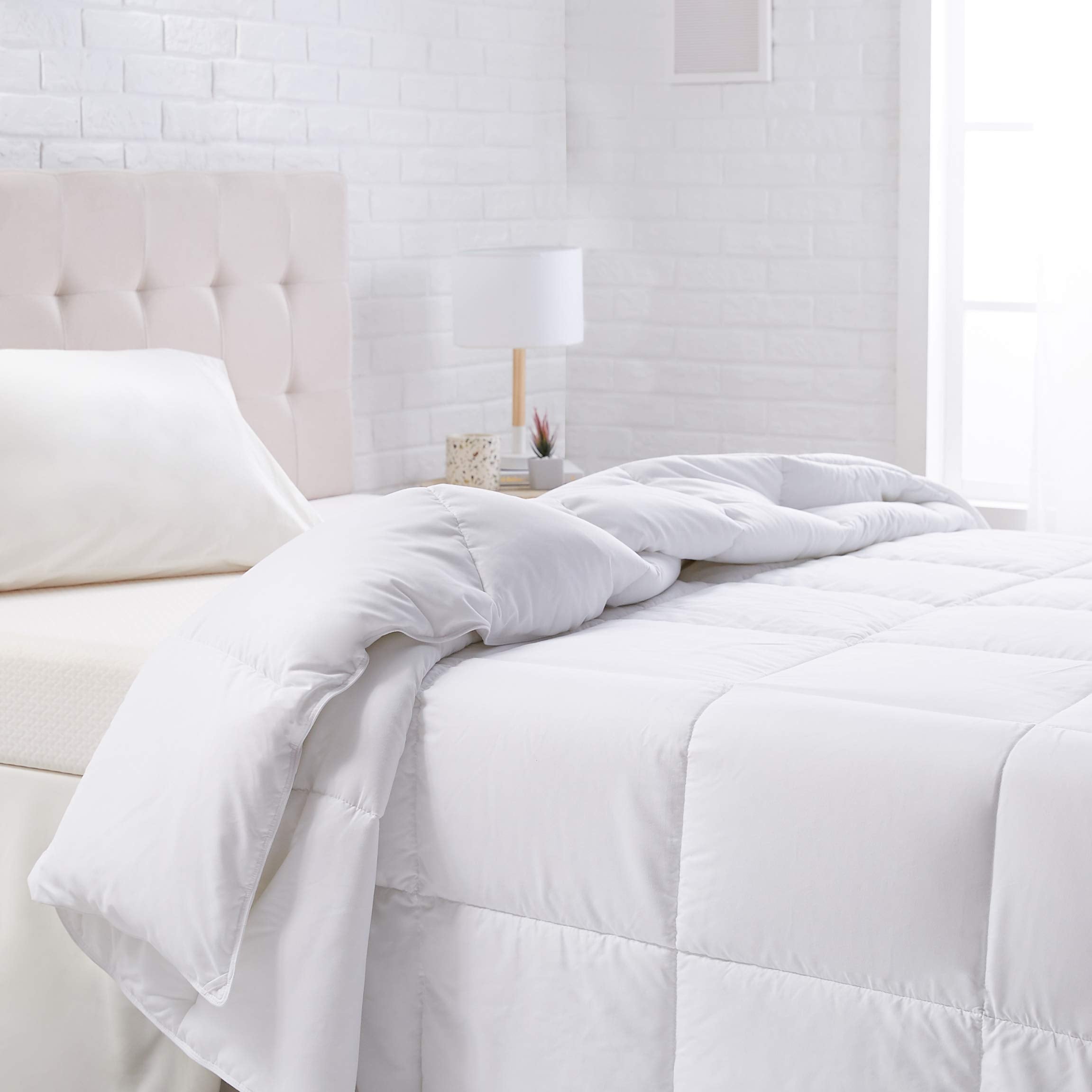 Amazon Basics couette vue face montrant taille king et retombé généreux
