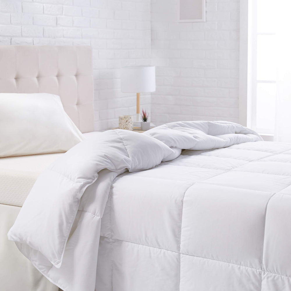 Amazon Basics couette vue face montrant taille king et retombé généreux