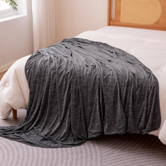 Gros plan tissu Amazon Basics montrant texture rafraîchissante et douceur pour contact confortable