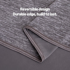 Couverture Amazon Basics sur canapé utilisée pour sieste, apportant fraîcheur et confort pratique