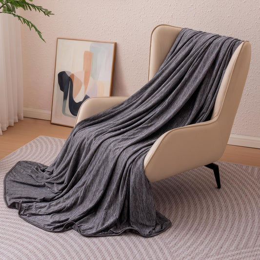 Amazon Basics couverture King face avant montrant la coupe et le gris foncé, sensation fraîche