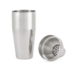 Amazon Basics gros plan inox sur le shaker et la cuillère apportant durabilité