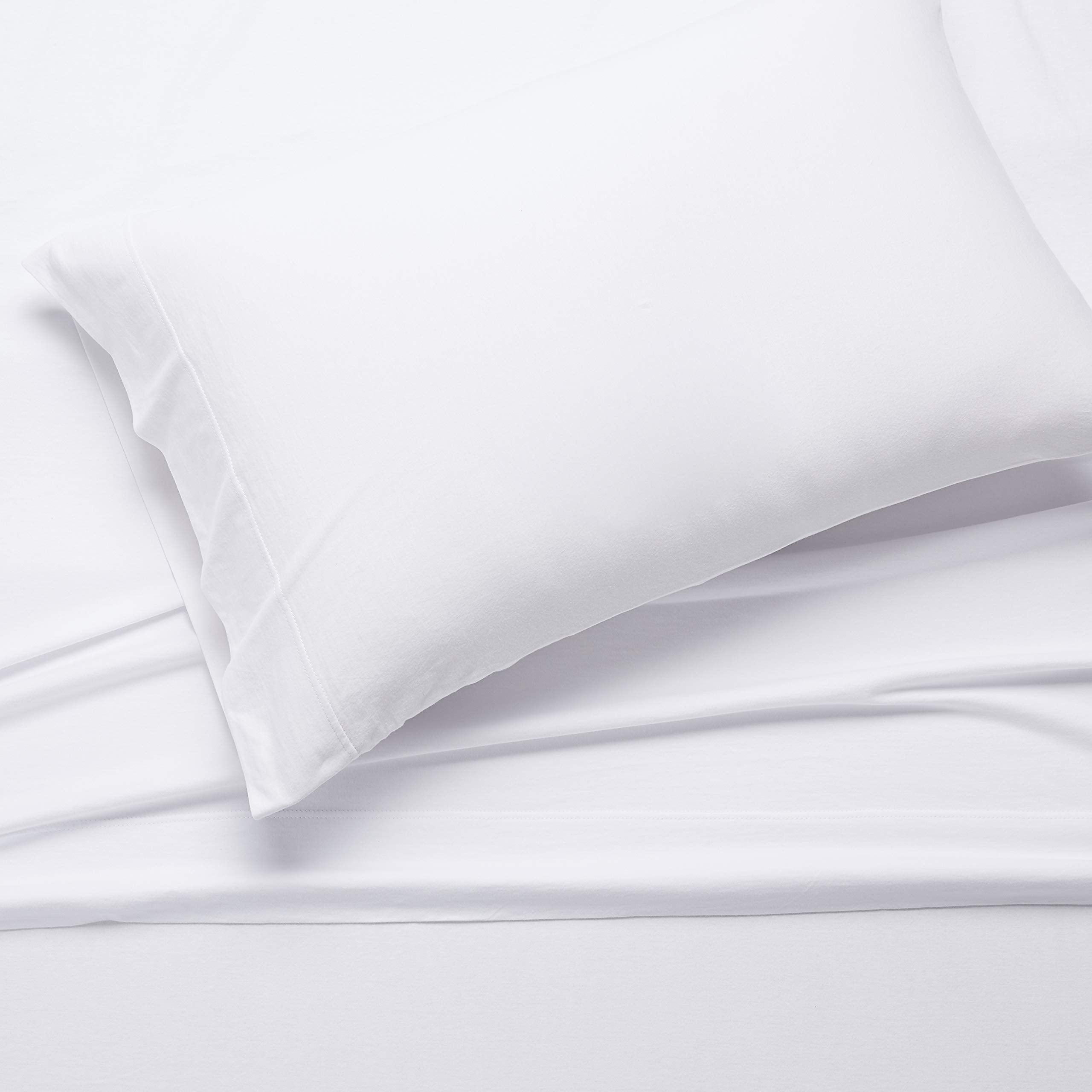 Amazon Basics détail du drap housse extensible garantissant un bon ajustement au matelas