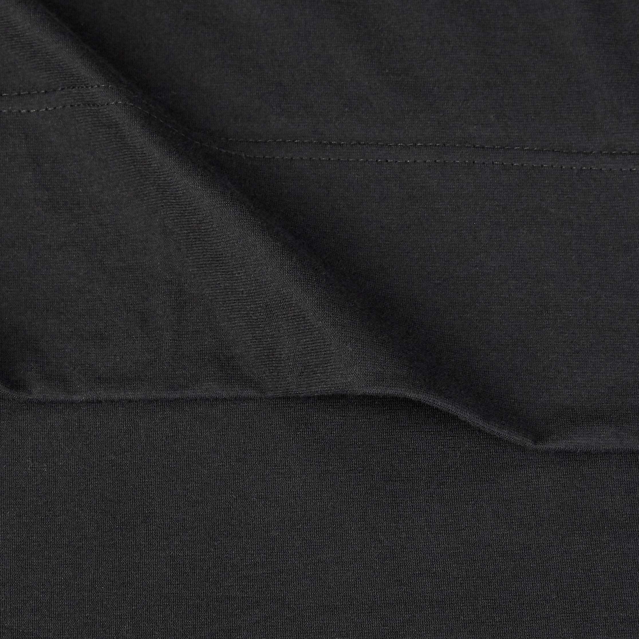 Amazon Basics drap-housse posé sur matelas montrant tenue sécurisée