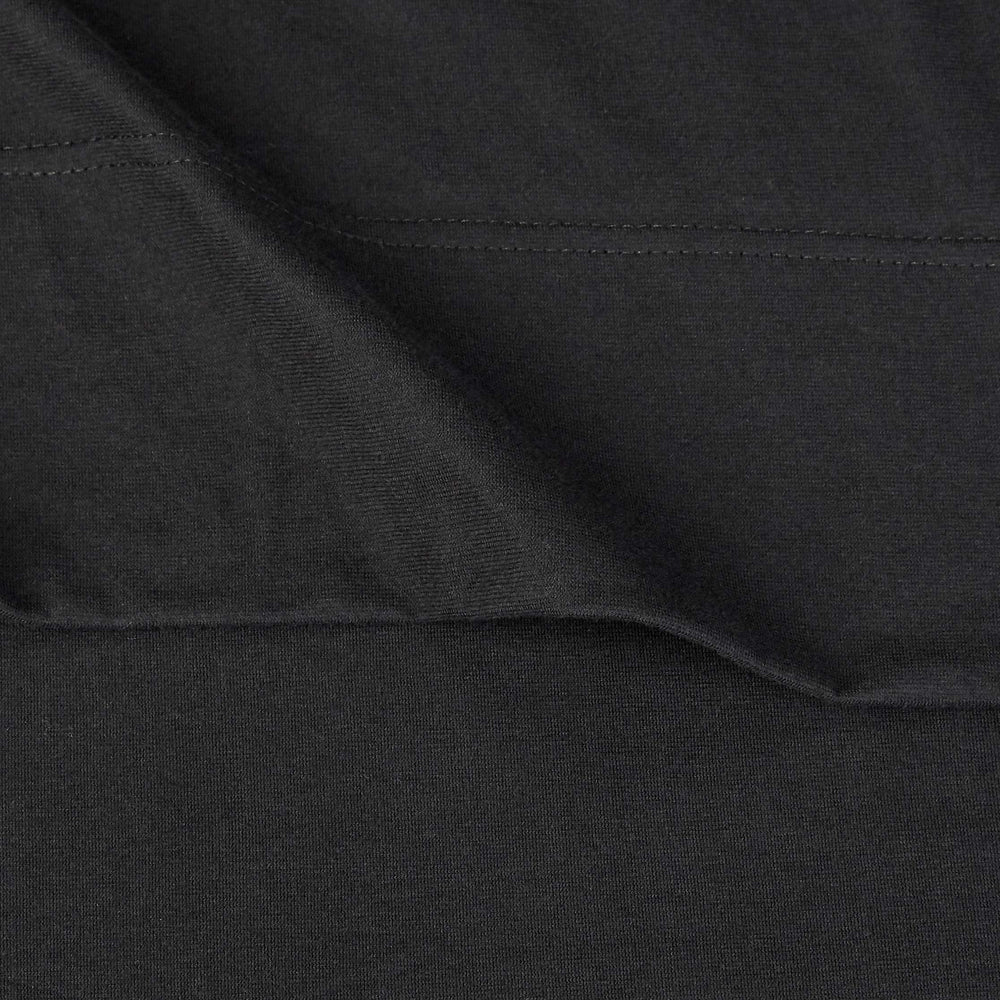 Amazon Basics drap-housse posé sur matelas montrant tenue sécurisée