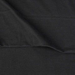 Amazon Basics drap-housse posé sur matelas montrant tenue sécurisée