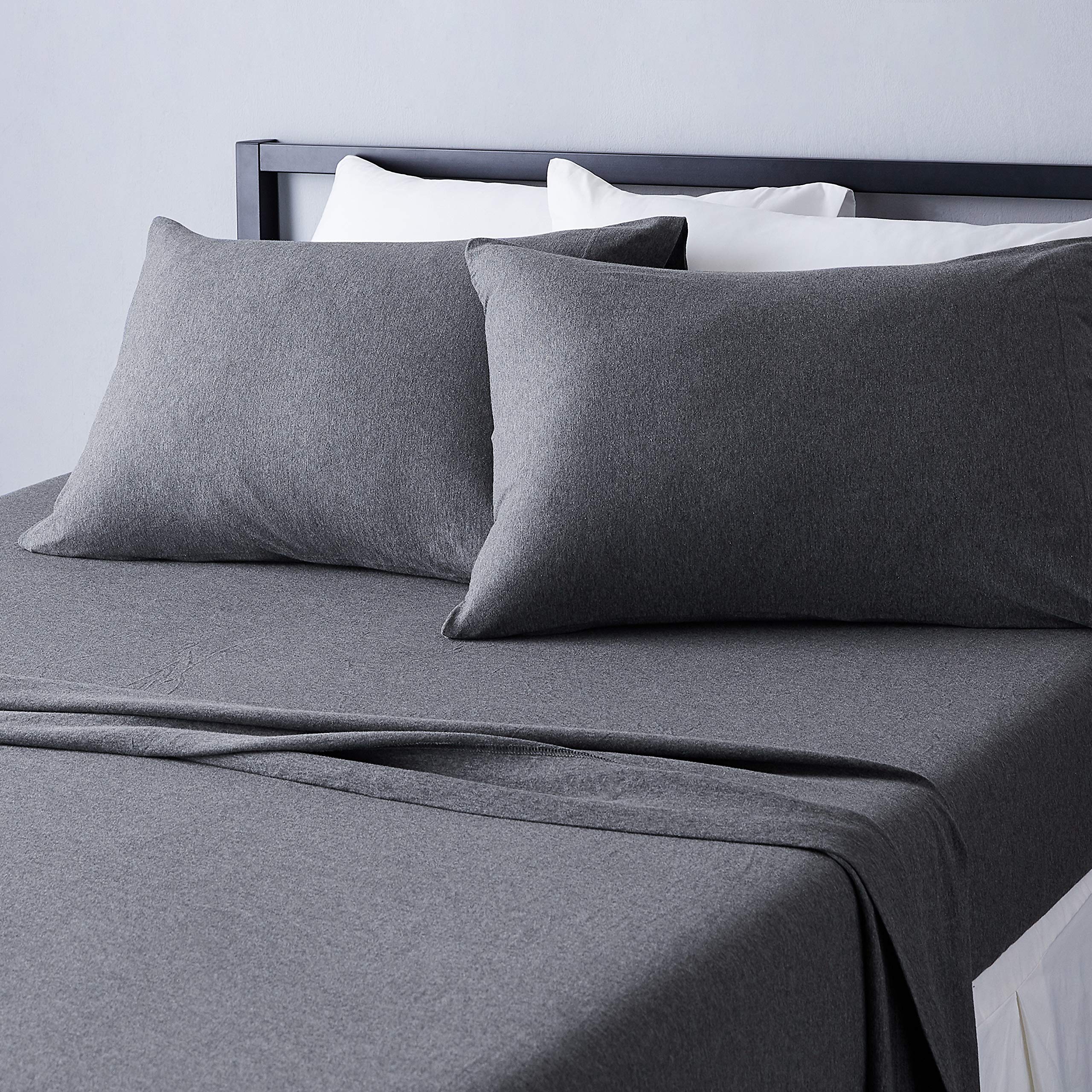 Amazon Basics draps king gris foncé vue avant, montre un aspect lisse et accueillant