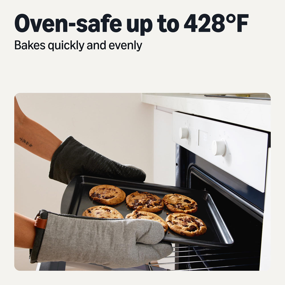 Amazon Basics plaque en usage avec biscuits dorés prouvant cuisson uniforme