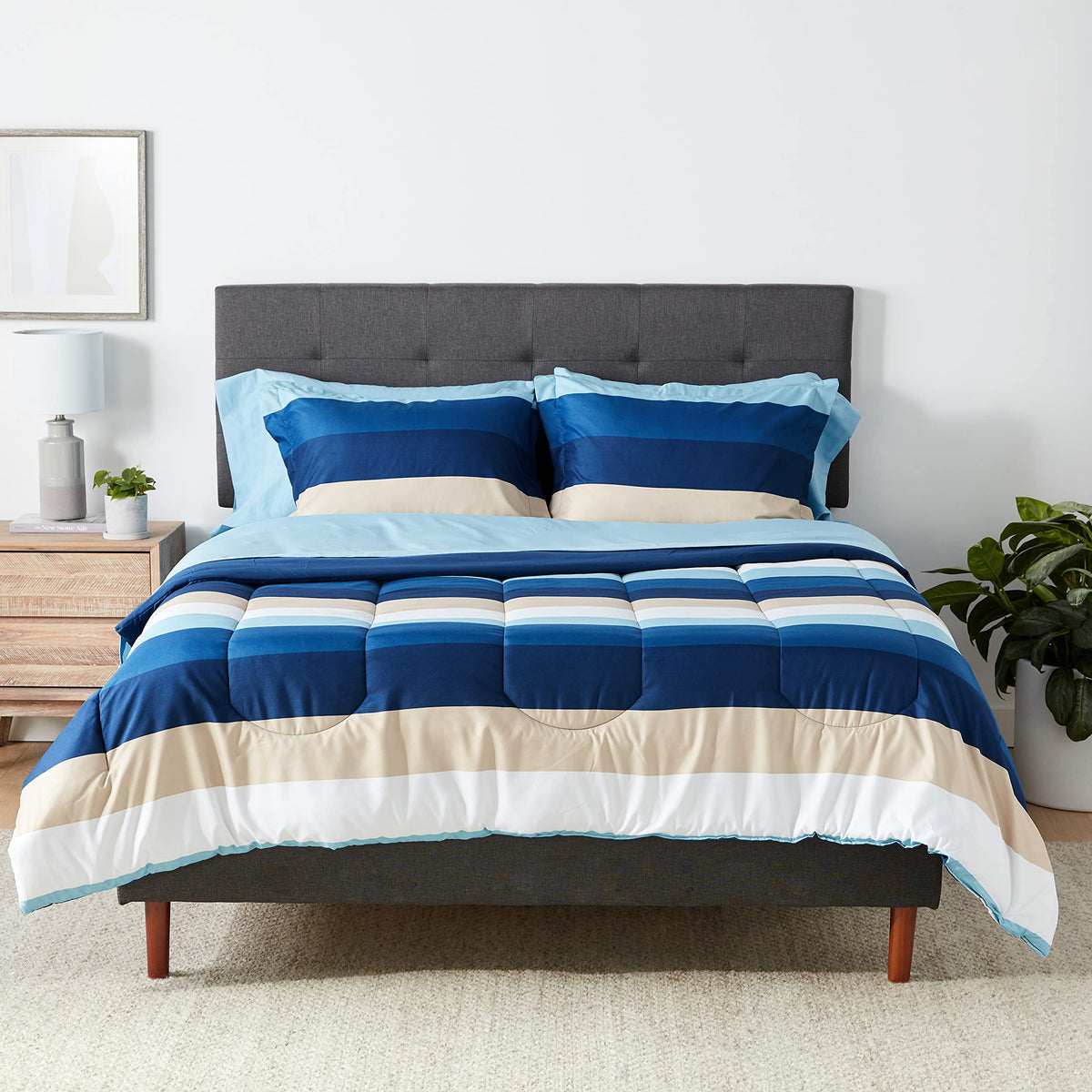 Amazon Basics vue face avant de l’ensemble bleu rayé, aspect soigné et gain de temps