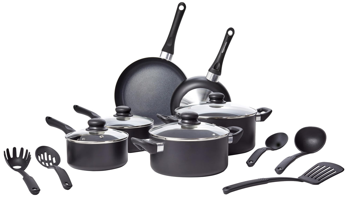 Amazon Basics vue de face de l'ensemble 15 pièces montrant poêles et casseroles pour cuisine polyvalente
