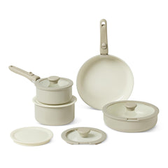 Amazon Basics ensemble vu de face montrant poêles et casseroles empilables pour rangement optimisé