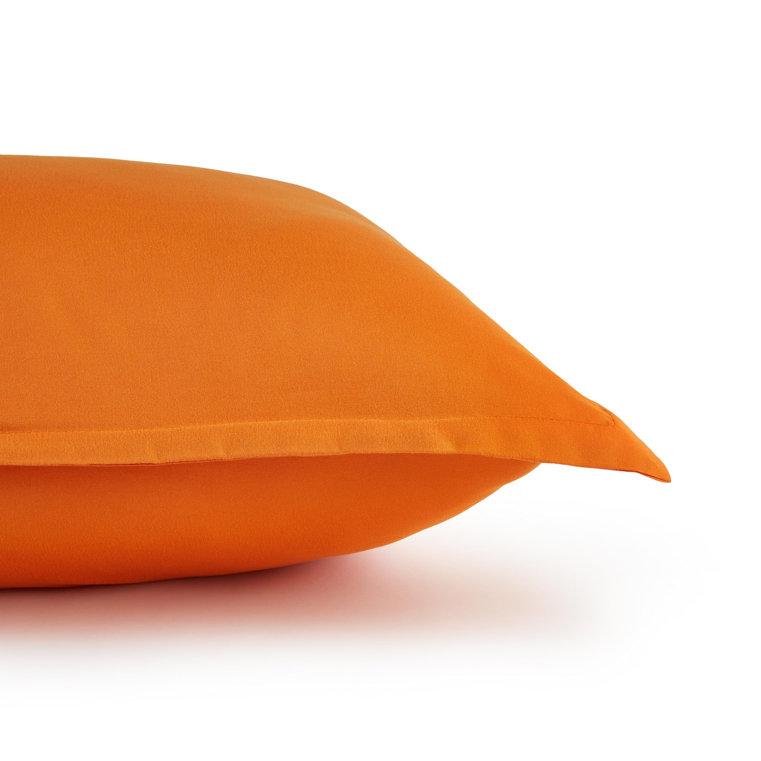 Amazon Basics ensemble posé sur lit enfant illustrant usage quotidien