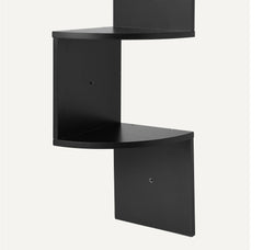 Amazon Basics étagère installée dans un salon affichant rangement décoratif pratique