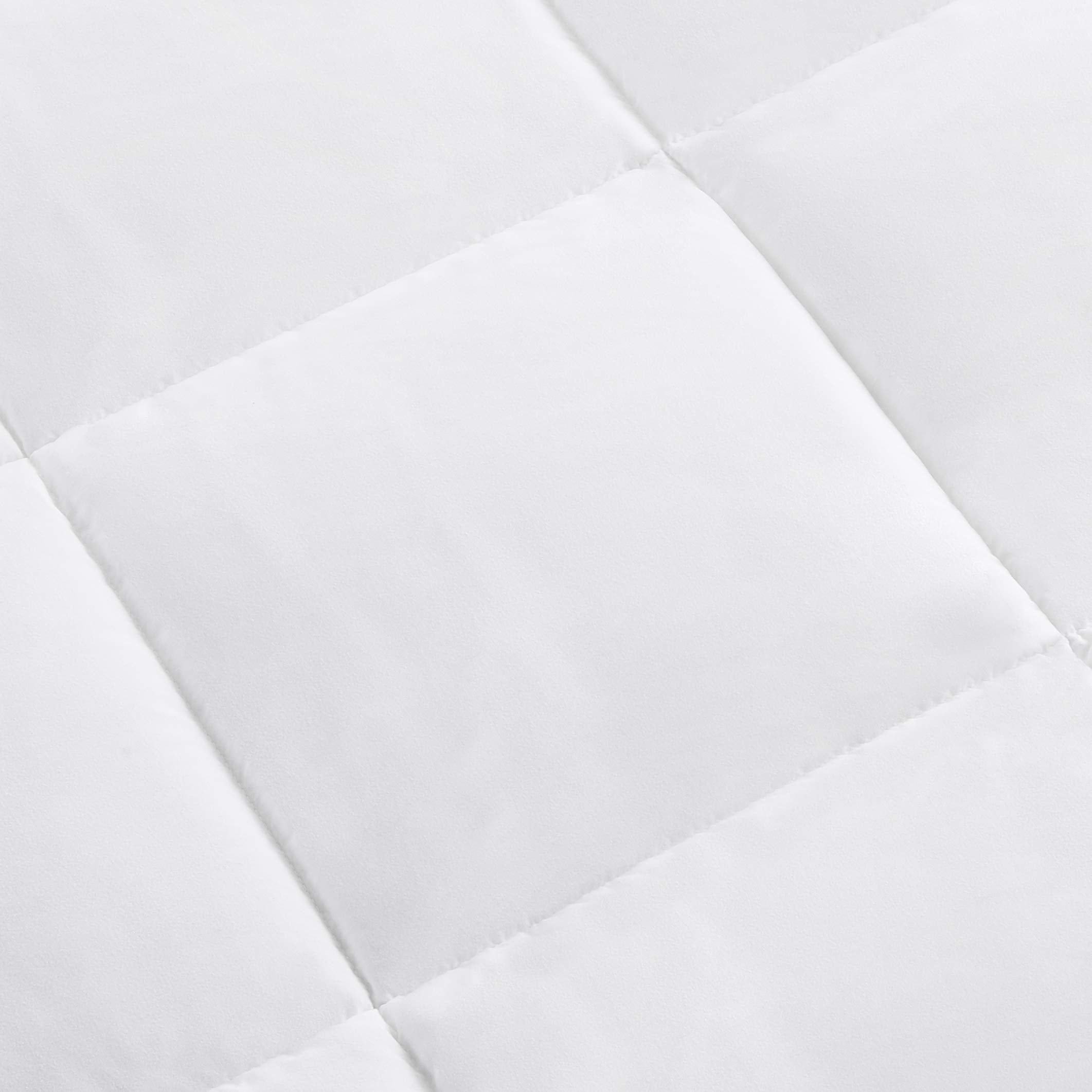 Amazon Basics étiquette et coins d'attache indiquant fixation facile et instructions