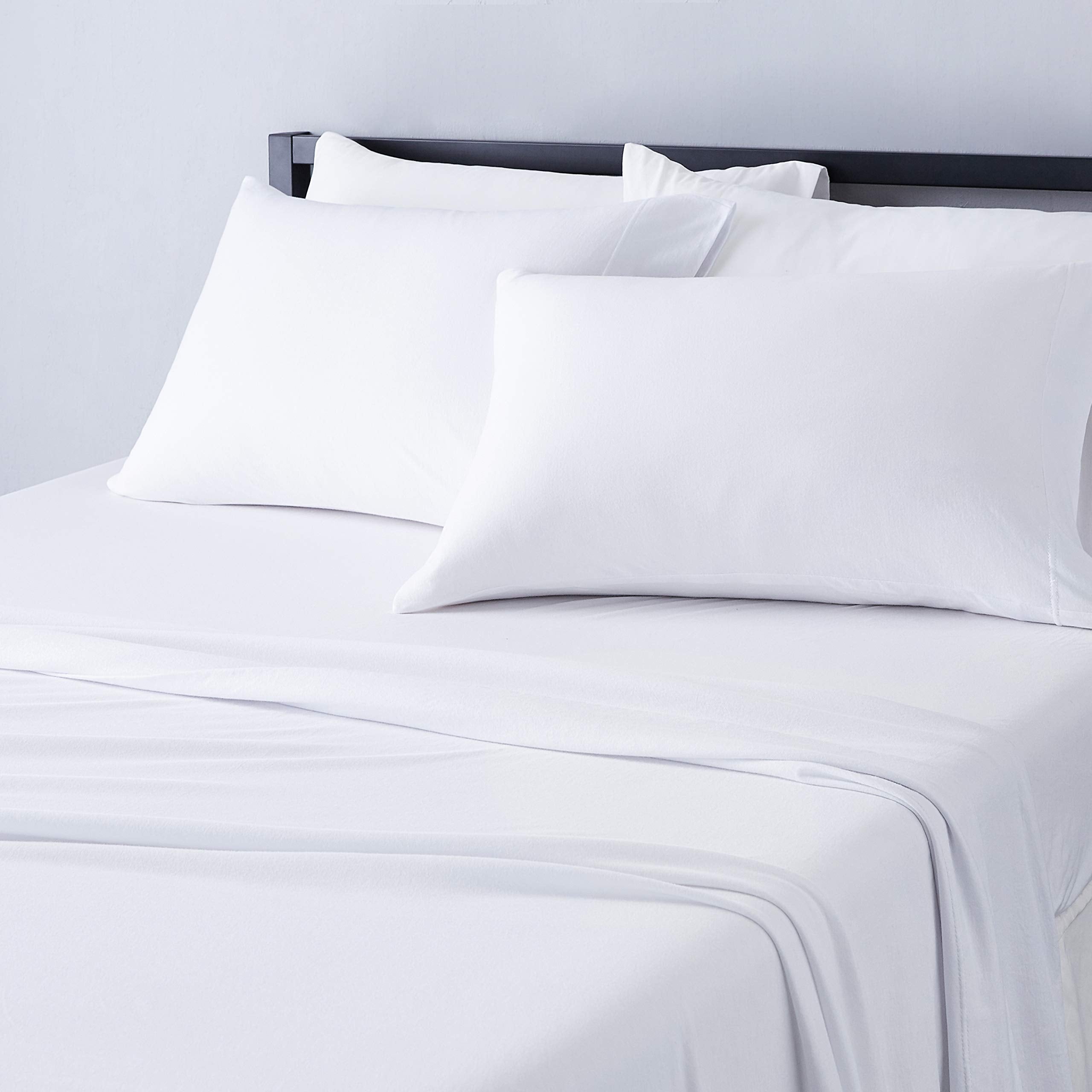 Amazon Basics ensemble de draps face avant montrant finition douce et couleur blanche