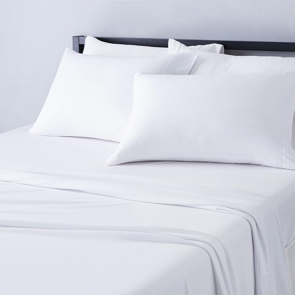 Amazon Basics ensemble de draps face avant montrant finition douce et couleur blanche