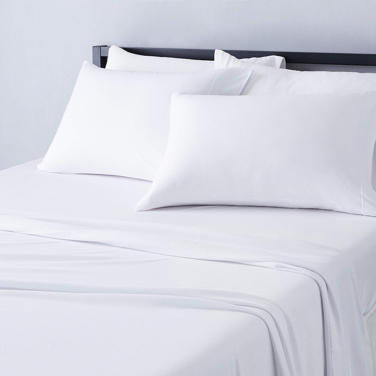 Amazon Basics ensemble de draps face avant montrant finition douce et couleur blanche