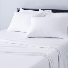 Amazon Basics ensemble de draps face avant montrant finition douce et couleur blanche