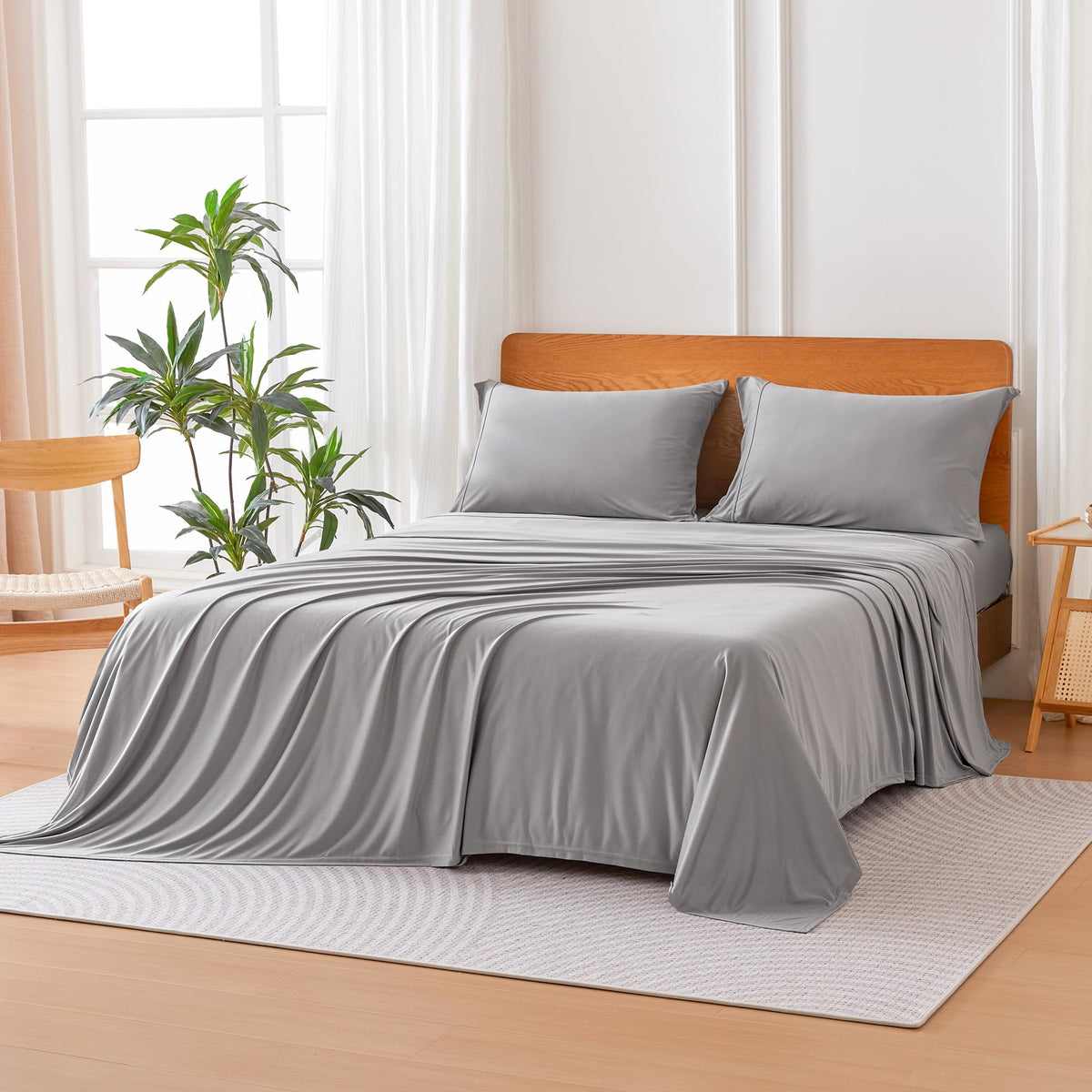 Amazon Basics face du paquet de la parure Queen gris avec aperçu soigné