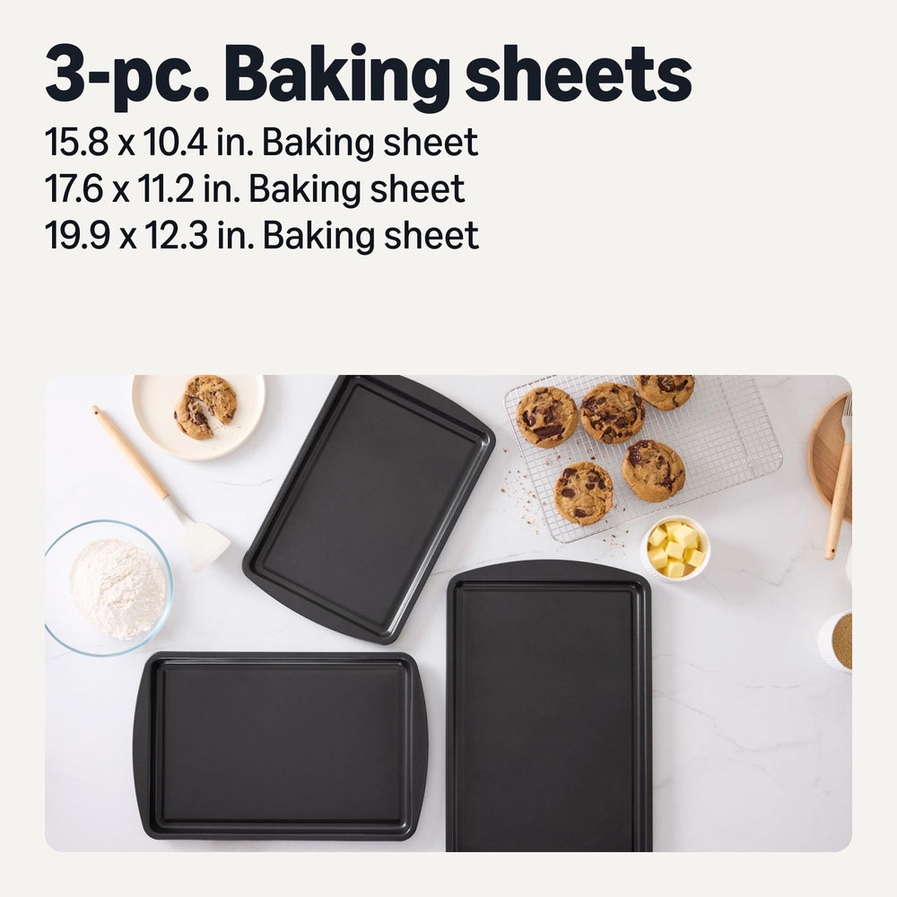 Amazon Basics gros plan du revêtement antiadhésif montrant texture lisse pour démoulage facile