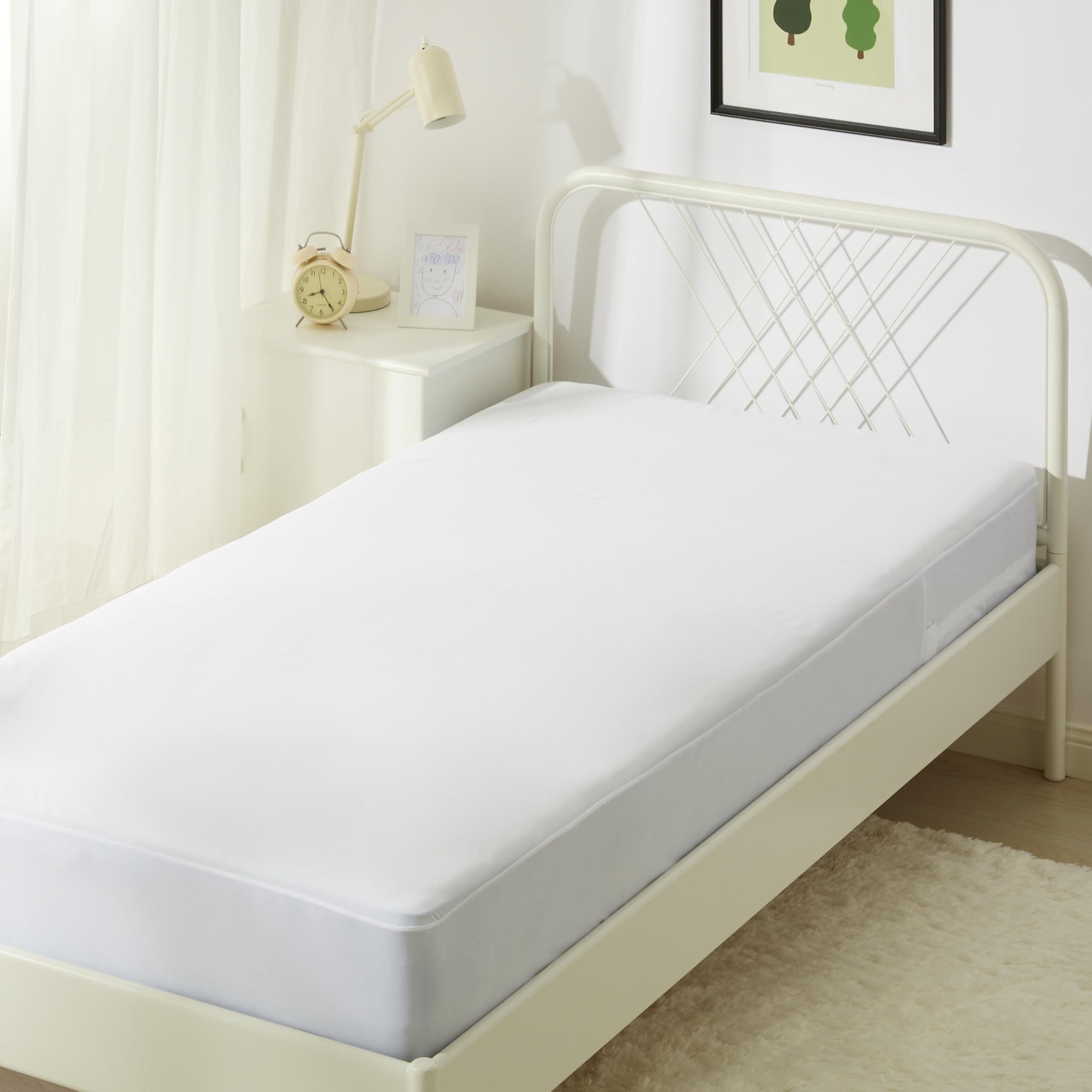 Amazon Basics housse matelas face avant montrant fermeture zippée, protection complète
