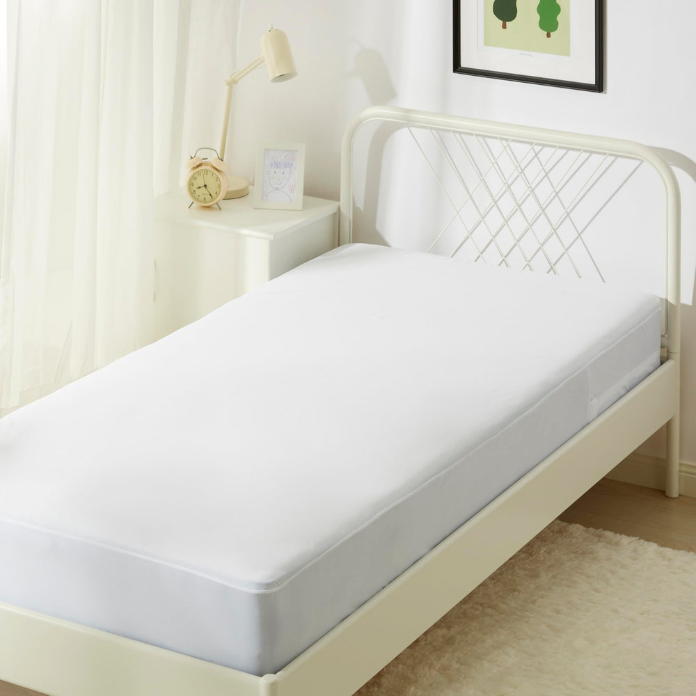 Amazon Basics housse matelas face avant montrant fermeture zippée, protection complète
