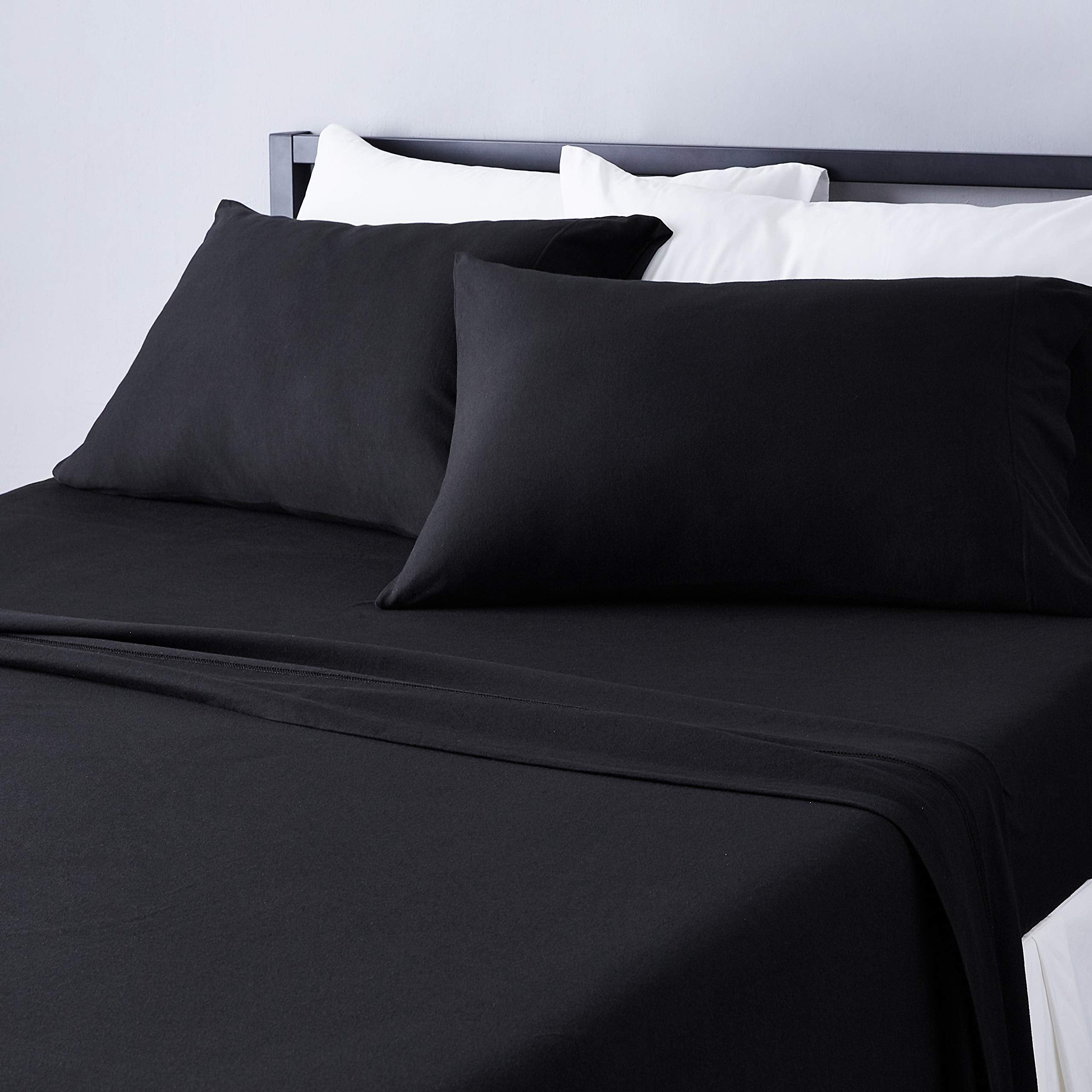 Amazon Basics lit mis en scène montrant esthétique moderne et confort