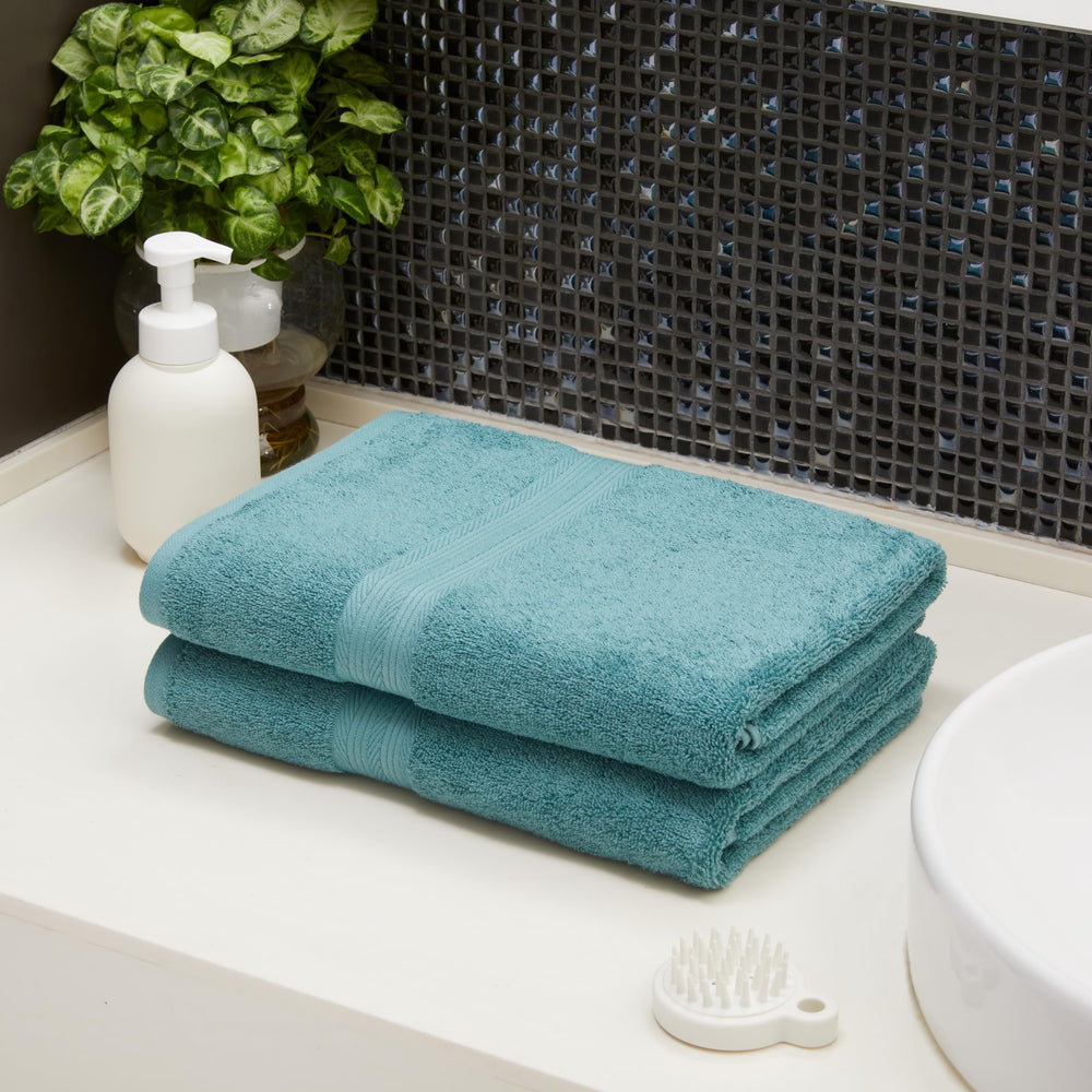 Amazon Basics serviette dans une salle de bain moderne montrant couleur durable