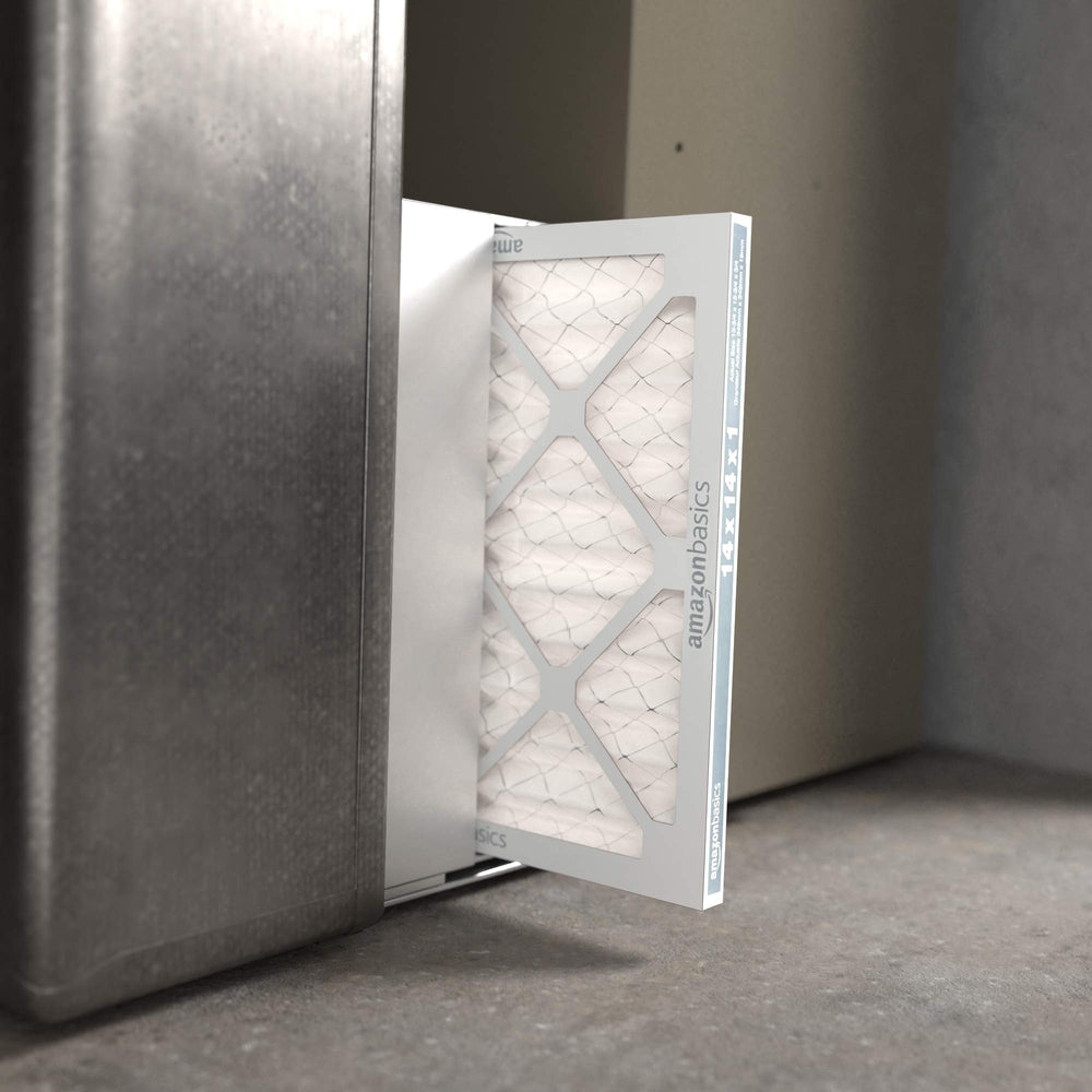 Amazon Basics filtre installé dans un salon illustrant air intérieur plus propre et confort