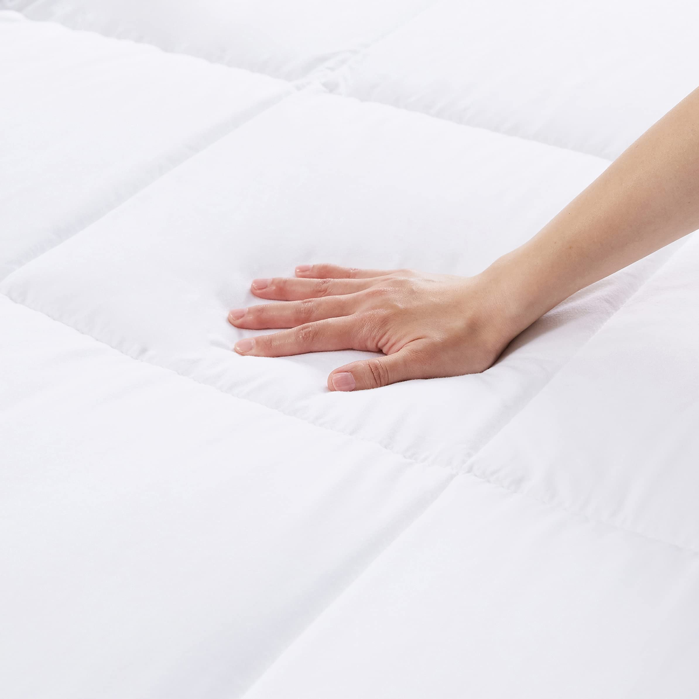Amazon Basics couette installée sur lit illustrant confort visuel et praticité