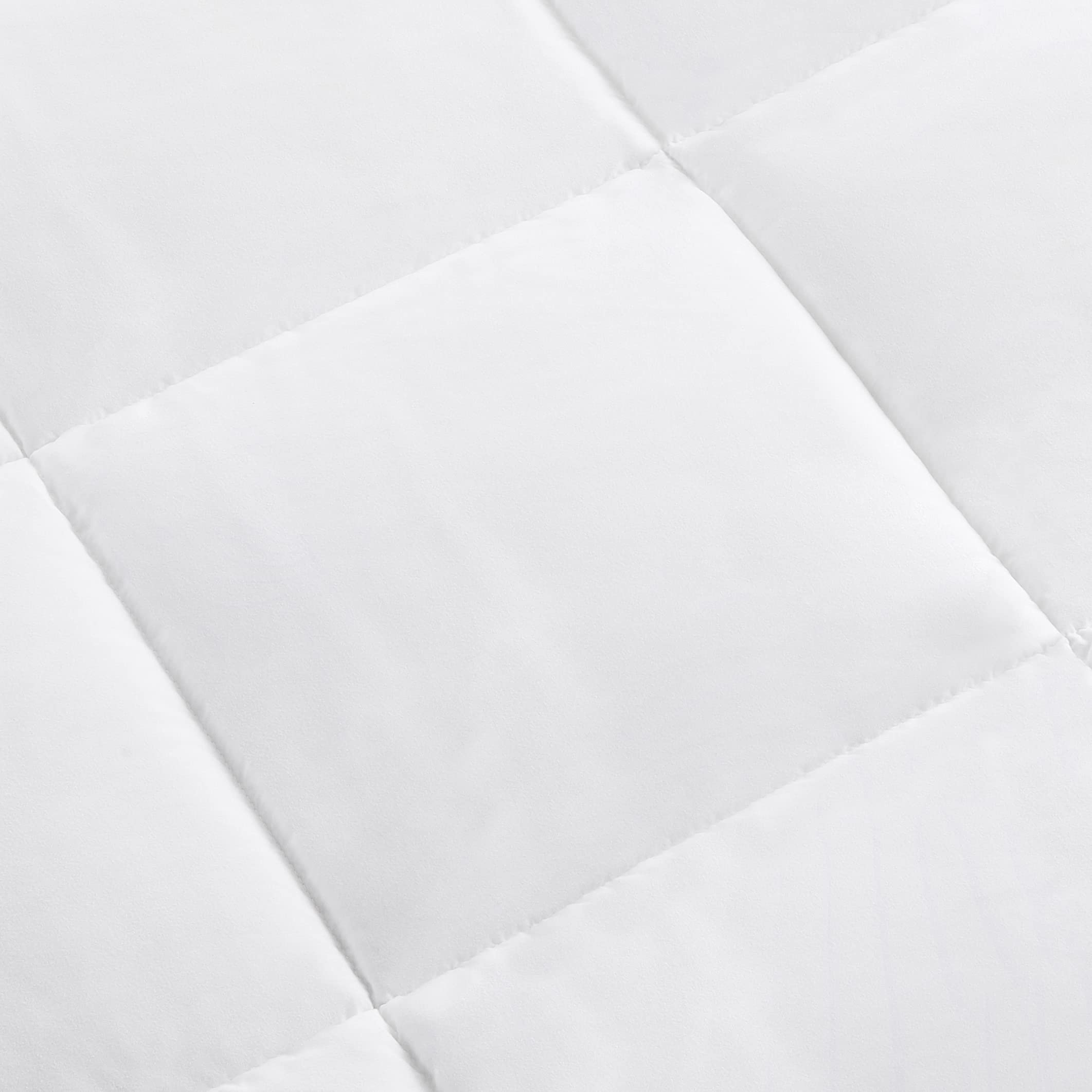 Amazon Basics détail d’un onglet d’angle assurant fixation stable dans housse