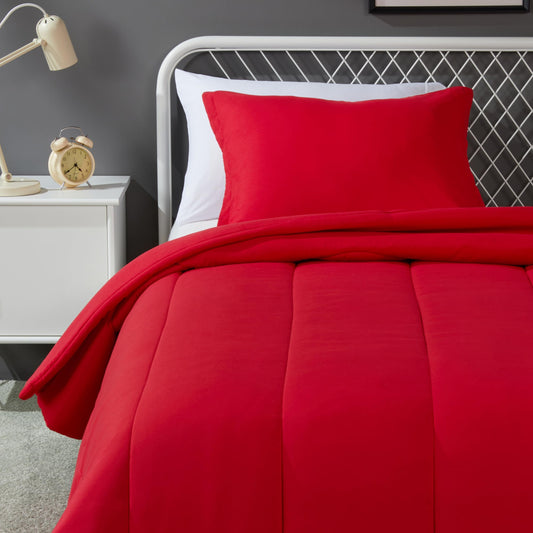 Amazon Basics face avant de la couette twin montrant la couleur rouge et confort