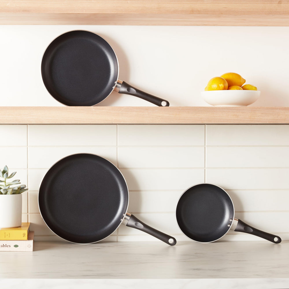 Amazon Basics poêle en cuisson sur plaque, utilisation quotidienne facilitée