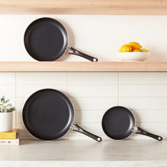 Amazon Basics poêle en cuisson sur plaque, utilisation quotidienne facilitée