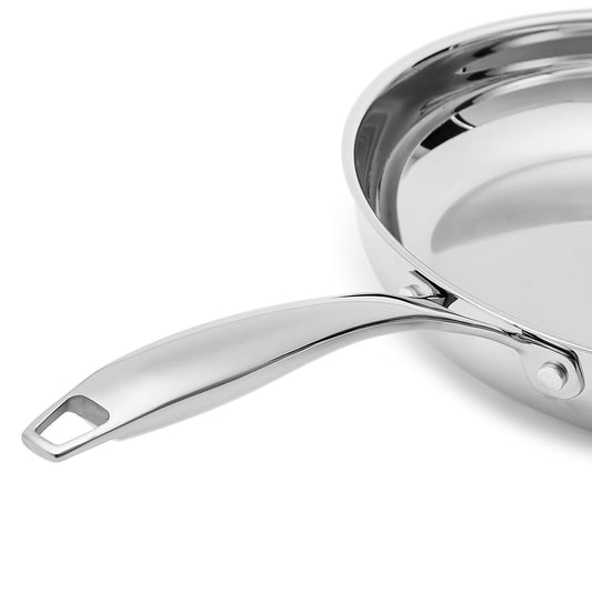 Amazon Basics gros plan intérieur montrant noyau aluminium pour chaleur uniforme