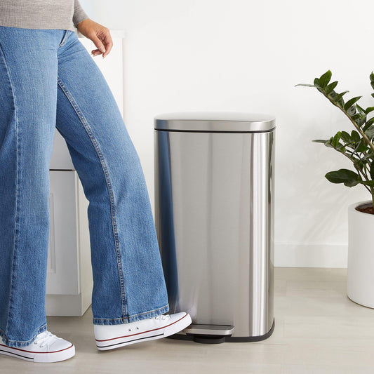 Gros plan acier inoxydable brossé Amazon Basics résistant aux traces pour un entretien facile