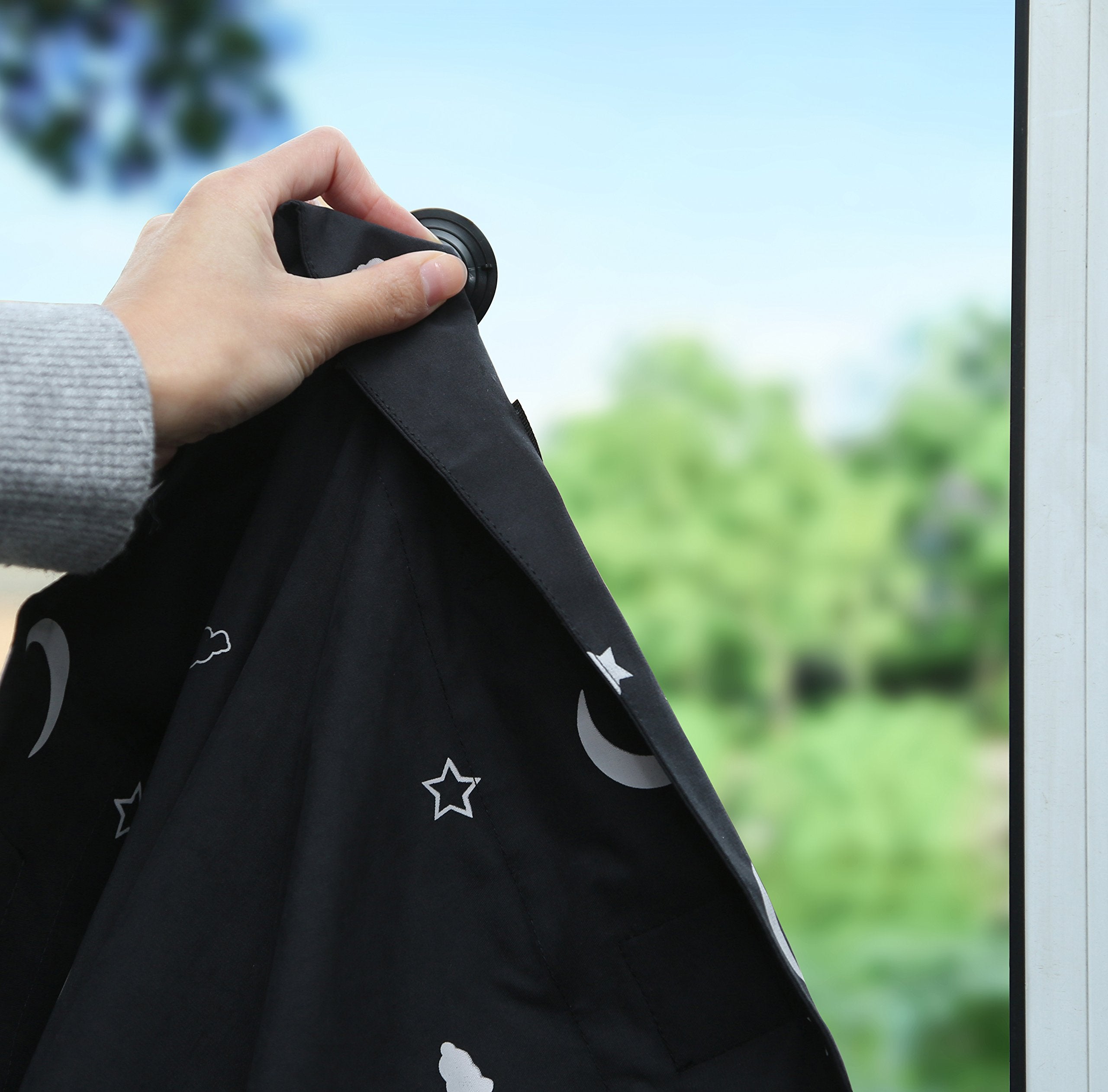 Amazon Basics rideau posé à côté d'une règle pour comparaison de taille utile