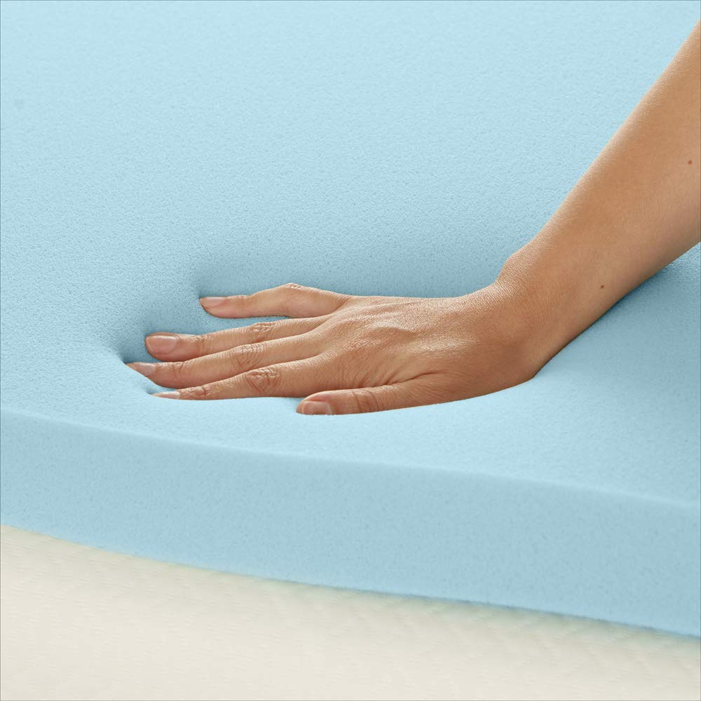 Surmatelas Amazon Basics installé en chambre, améliore confort et apparence
