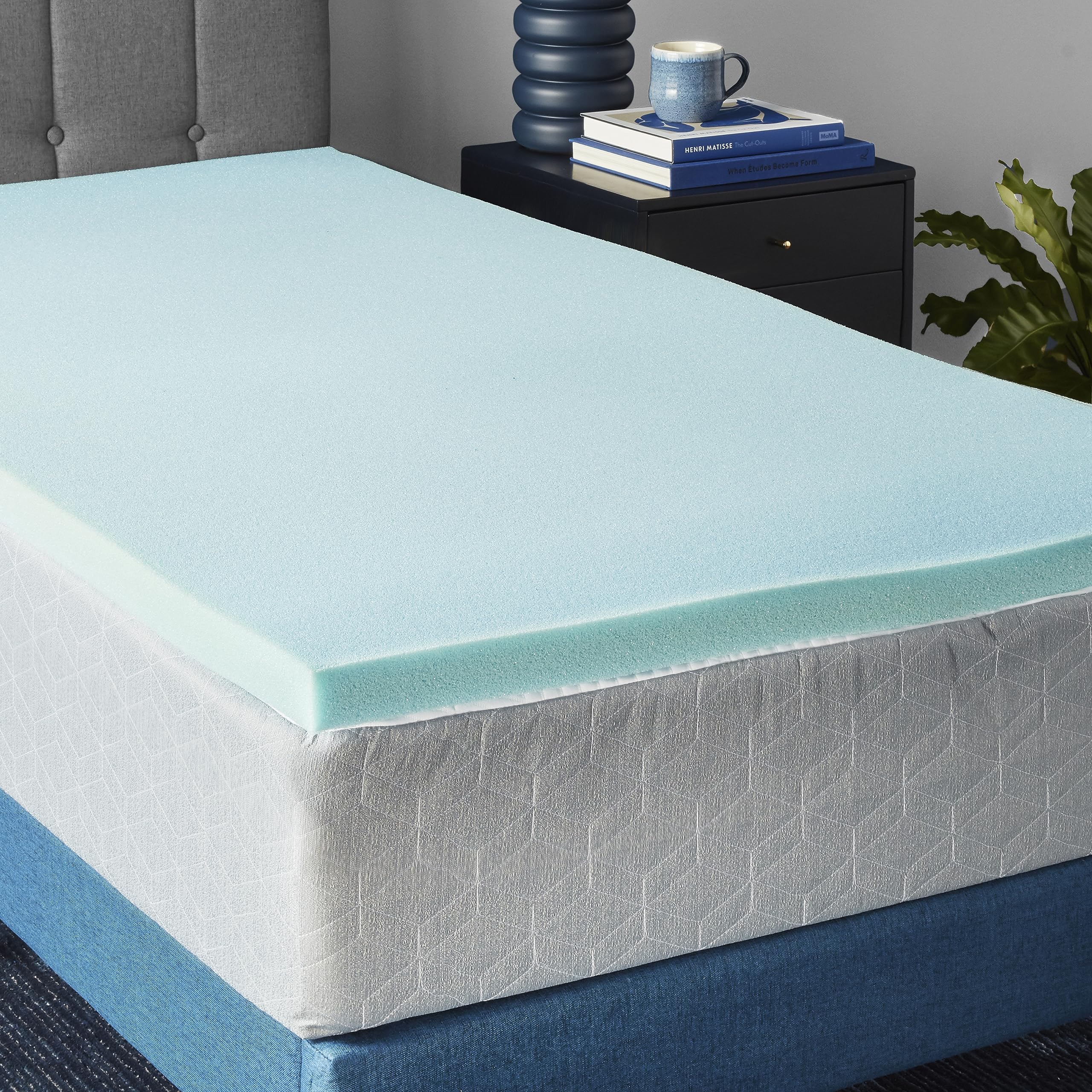 Amazon Basics surmatelas vue de face sur lit, apporte confort immédiat