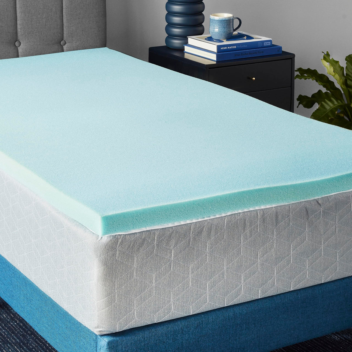 Amazon Basics surmatelas vue de face sur lit, apporte confort immédiat