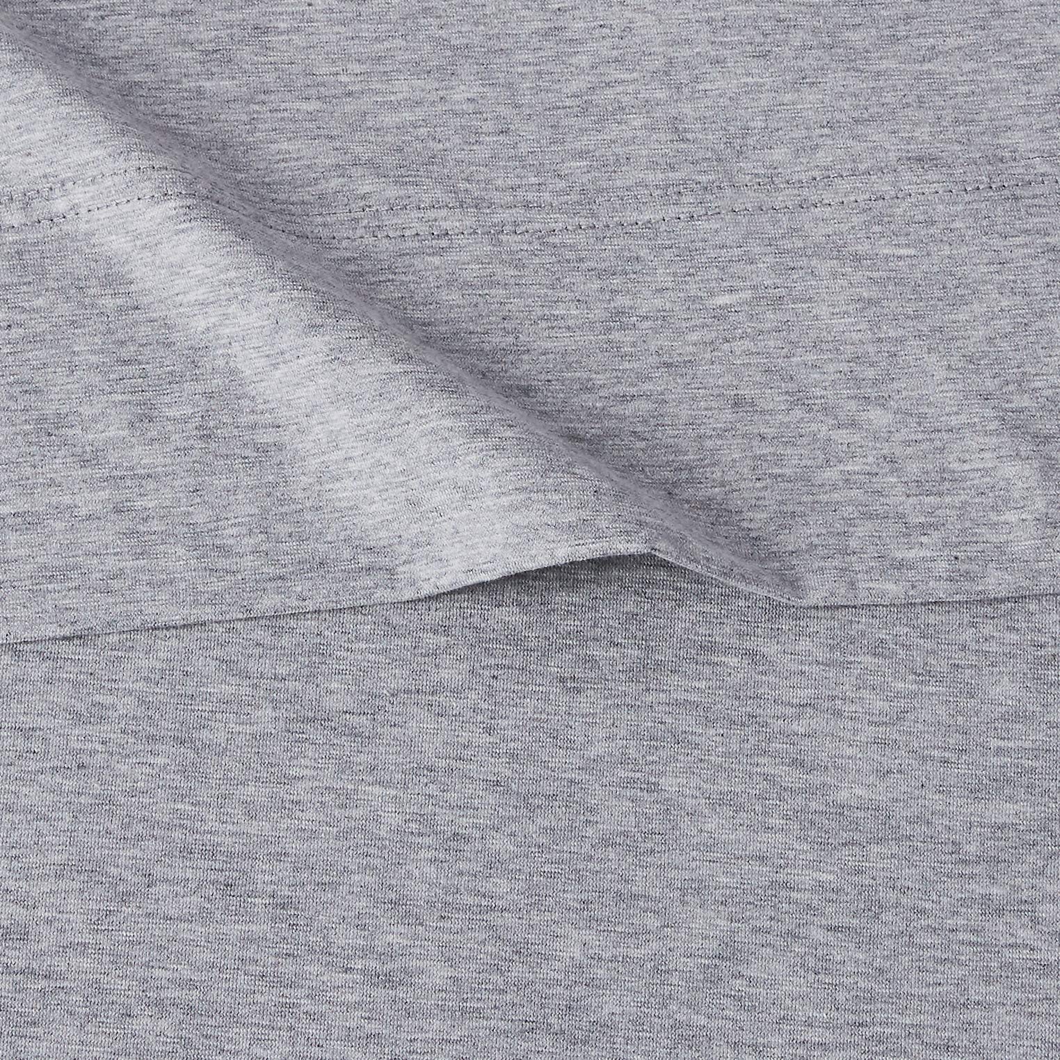 Amazon Basics taie d'oreiller détail montrant couture propre et confort pour la nuque
