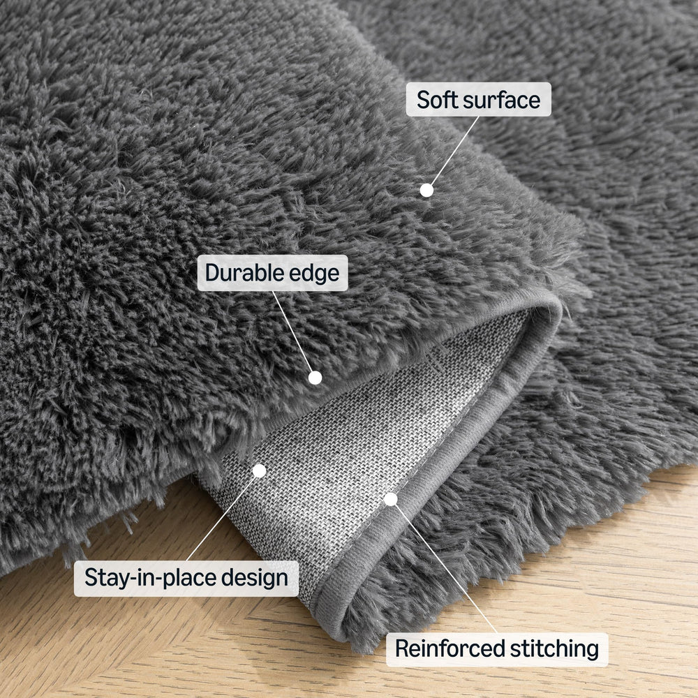 Amazon Basics coupe montrant la mousse mémoire sous le tapis, confort ergonomique