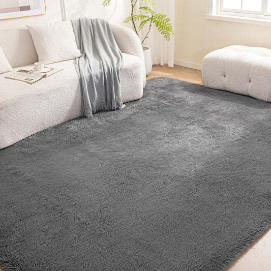 Amazon Basics vue avant du tapis shaggy gris foncé, apporte chaleur au salon