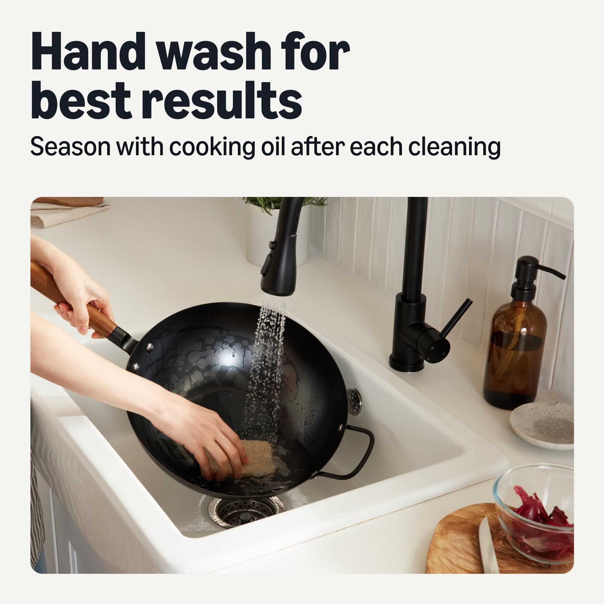 Amazon Basics wok en action lors d'un stir-fry pour cuisson homogène rapide