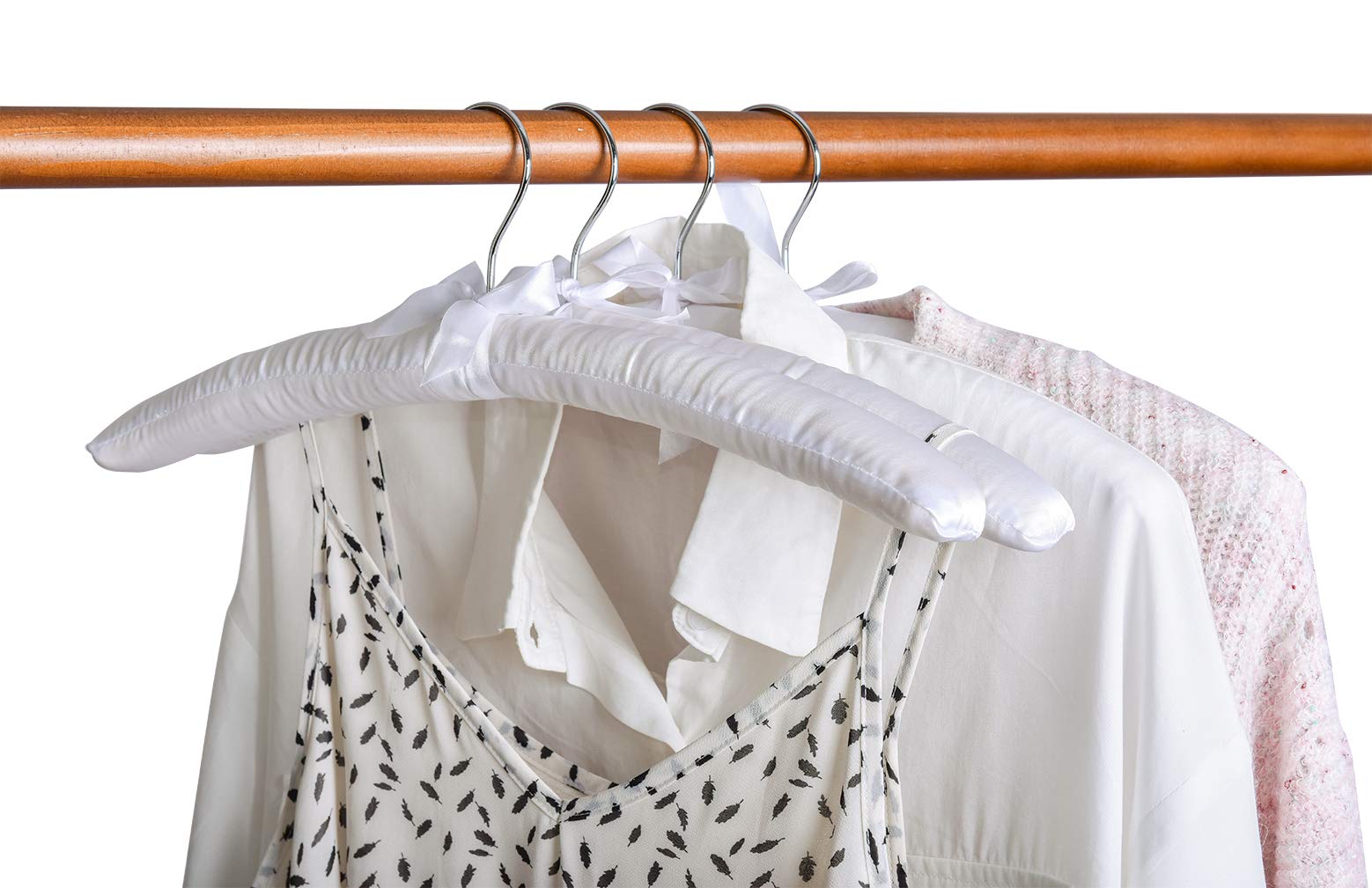 Amber Home mise en scène lifestyle avec robes de soirée suspendues sans plis