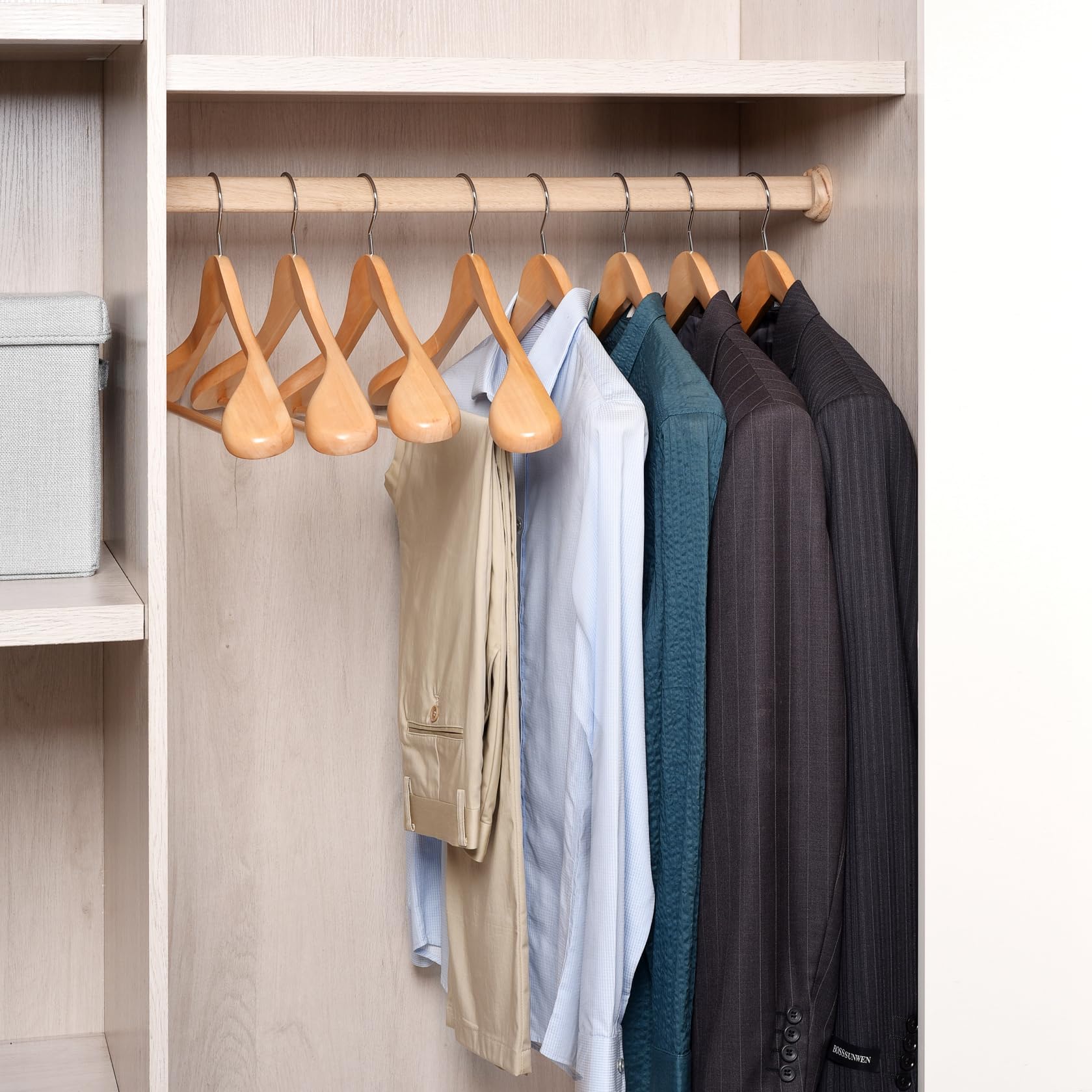 Amber Home set de six cintres dans une penderie créant un rangement soigné
